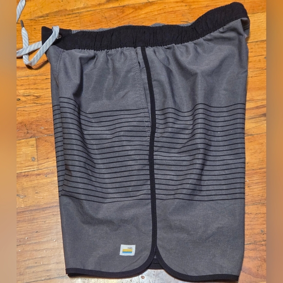 Vuori Banks Shorts Men's Small Gray W/ Black Stripes Swim Shorts (W28/29) - Picture 2 of 11